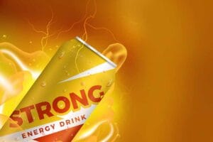 STRONG energydrink kan met bliksem en waterdruppels tegen oranje achtergrond
