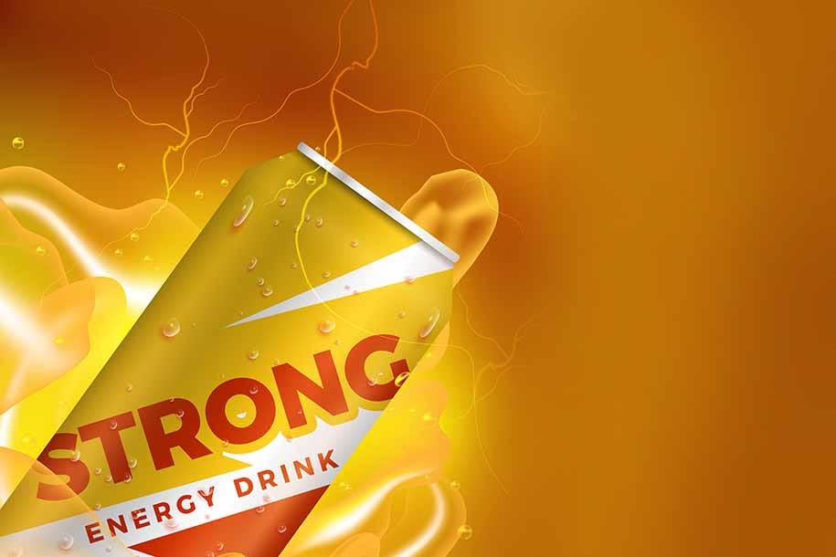 STRONG energydrink kan met bliksem en waterdruppels tegen oranje achtergrond