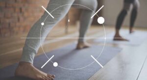 Instructeur en deelnemers oefenen yoga op matten in een trainingsstudio met geometrische overlay